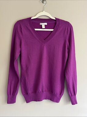 Banana Republic 100% Fine Merino Wool V-Neck Purple/ Magenta Sweater size medium